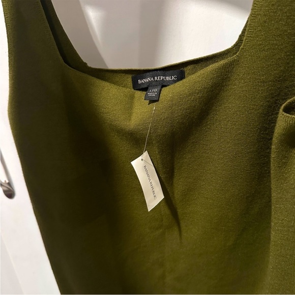 Banana Republic Hunter Green Chase Square Neck
Tank Top Size Large (NWOT) - Picture 5 of 7